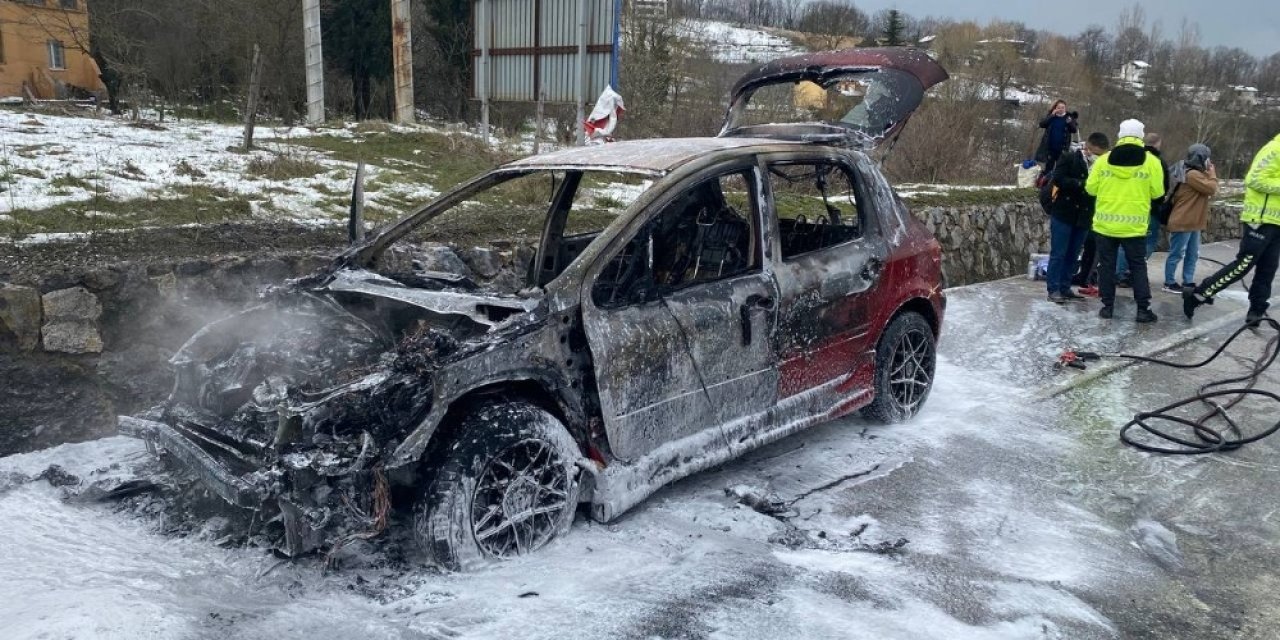 İ̇çinde Beş Kişinin Bulunduğu Otomobil Alev Alev Yandı