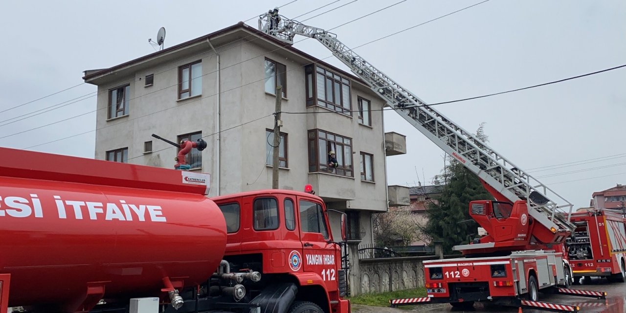 Bacada Çıkan Yangını Meraklı Gözlerle İzlediler