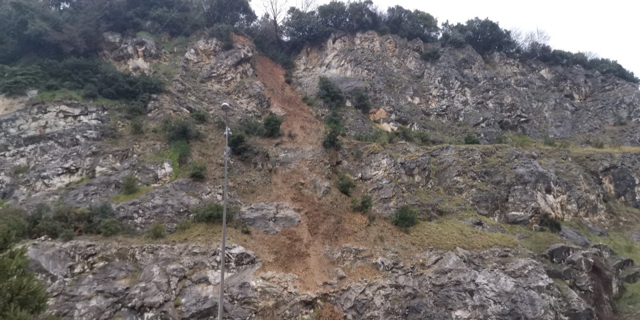 40 Metreden Düşen Kaya Parçaları Karayolunu Trafiğe Kapattı
