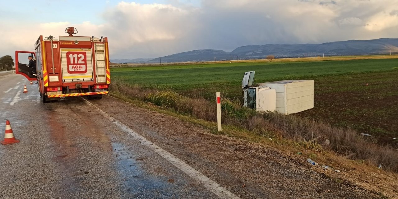 Hatay’da Yağ Dolu Kamyonet Devrildi: 3 Yaralı