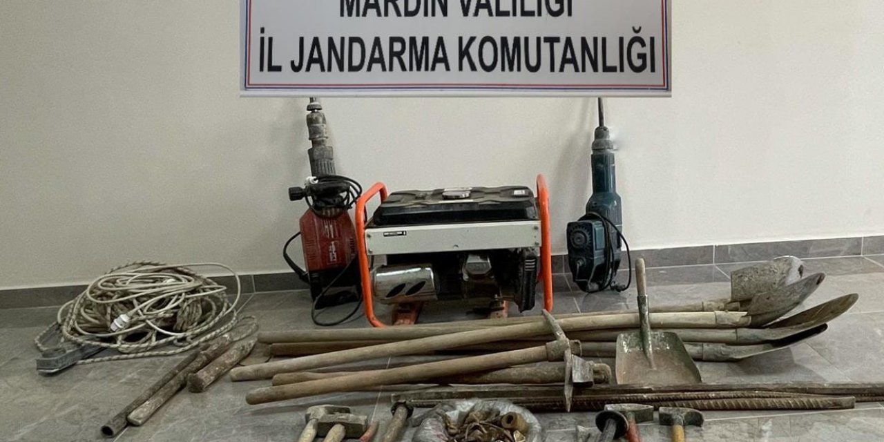 Mardin’de Sit Alanında Kaçak Kazı Yapan 5 Kişi Suçüstü Yakalandı