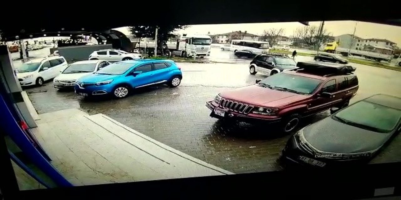 Karşıya Geçmek İsterken Otomobilin Çarptığı Kadın Ağır Yaralandı