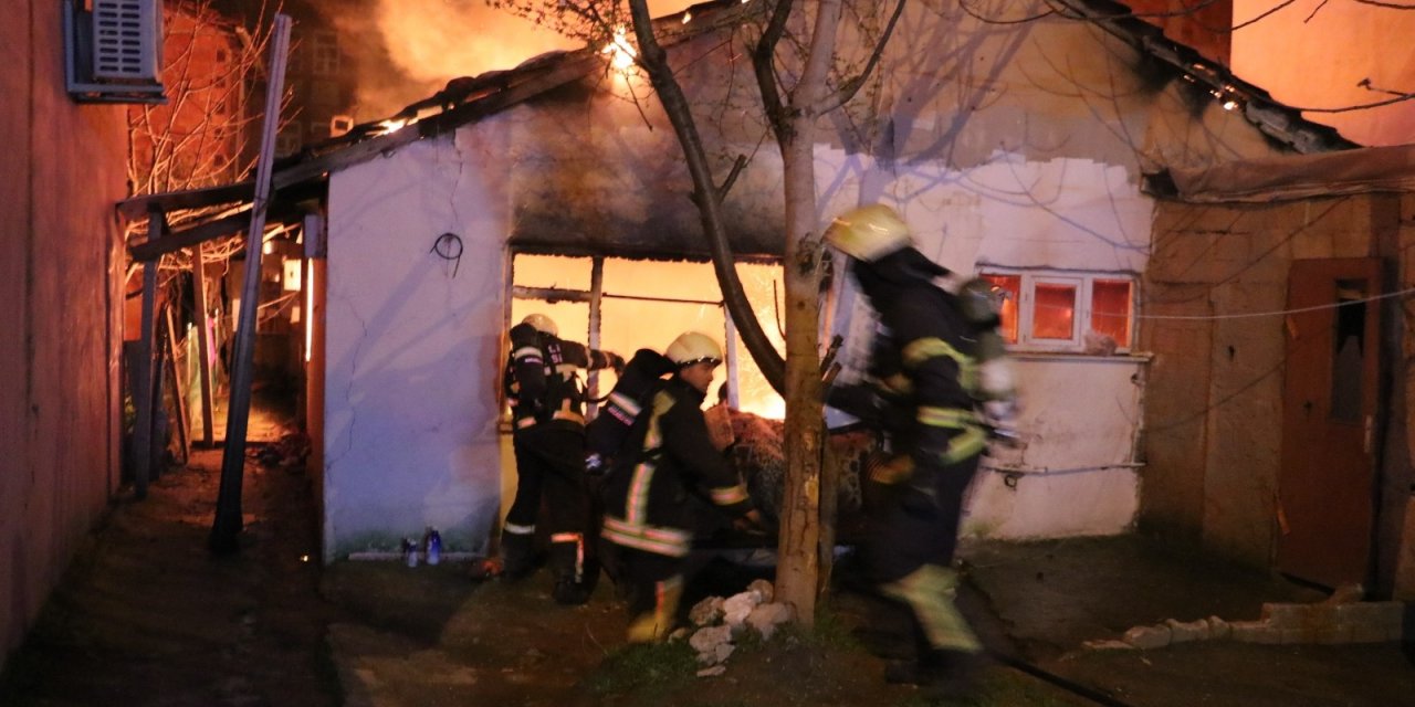 Komşusuna Gitti, Evi Alev Alev Yandı