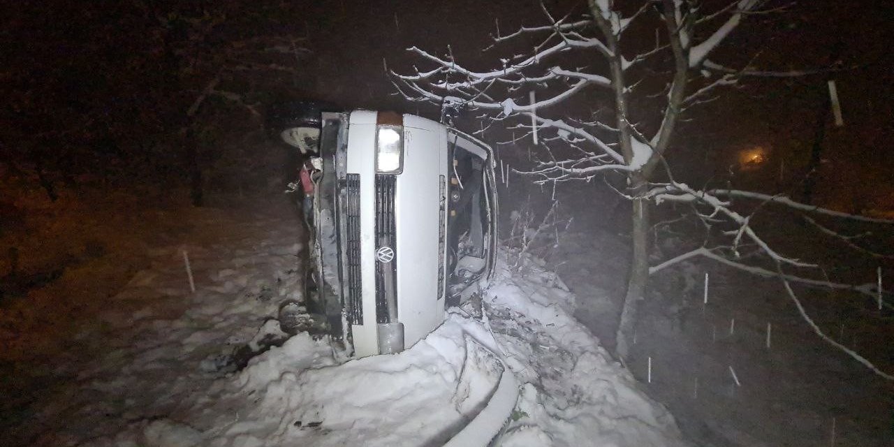 Karda Kayan Minibüs Yoldan Çıkıp Bahçeye Uçtu: 4 Yaralı