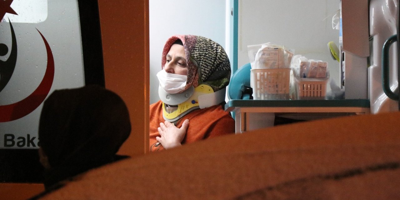 Tem’de Kontrolden Çıkan Otomobil Bariyerlere Saplandı: 3 Yaralı