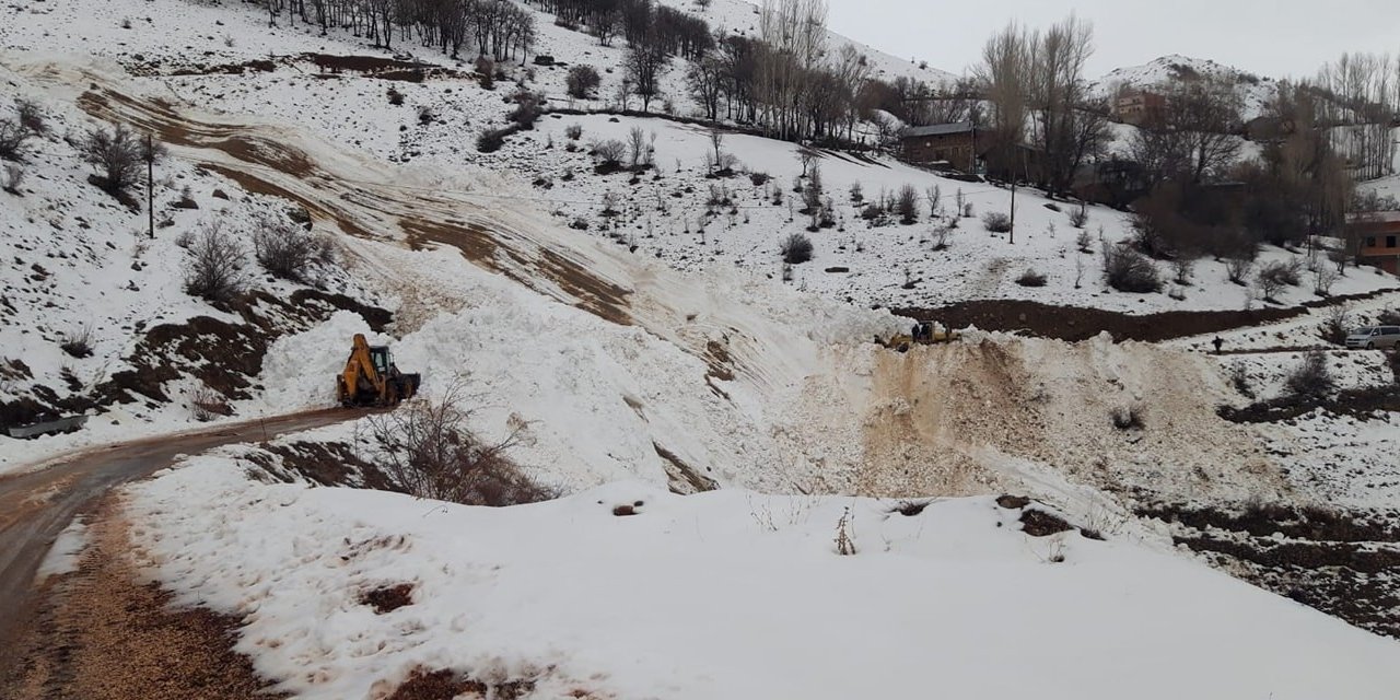 Bayburt’ta Çığ Düşmesi Sonucu Kapanan Köy Yolu Ulaşıma Açıldı