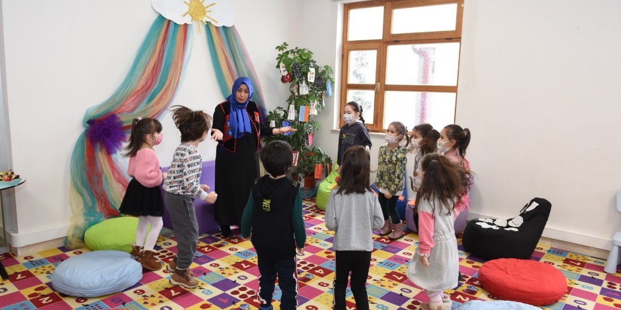 Altındağlı Minikler Kütüphanede