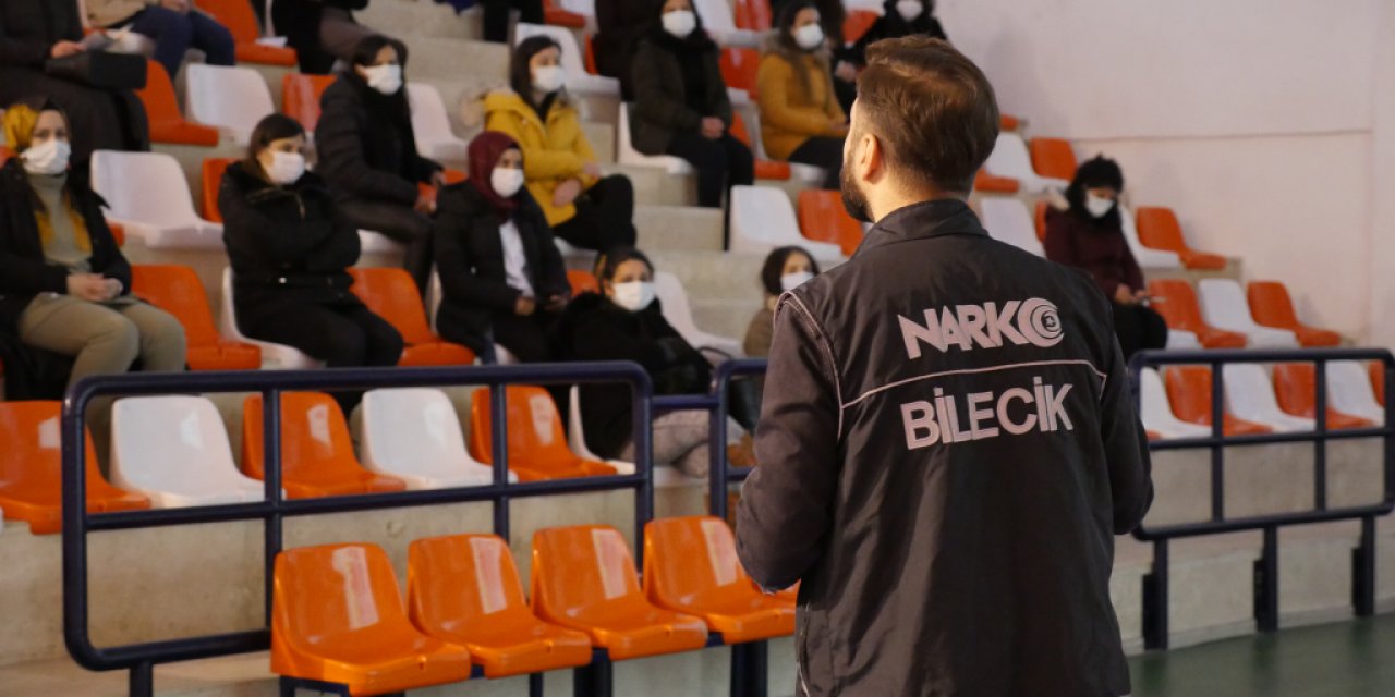 Üniversite Personeline “en İ̇yi Narkotik Polisi: Anne” Konulu Sunum