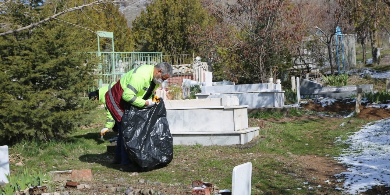 Elazığ’ın Mahalle Mezarlıklarında Kapsamlı Temizlik