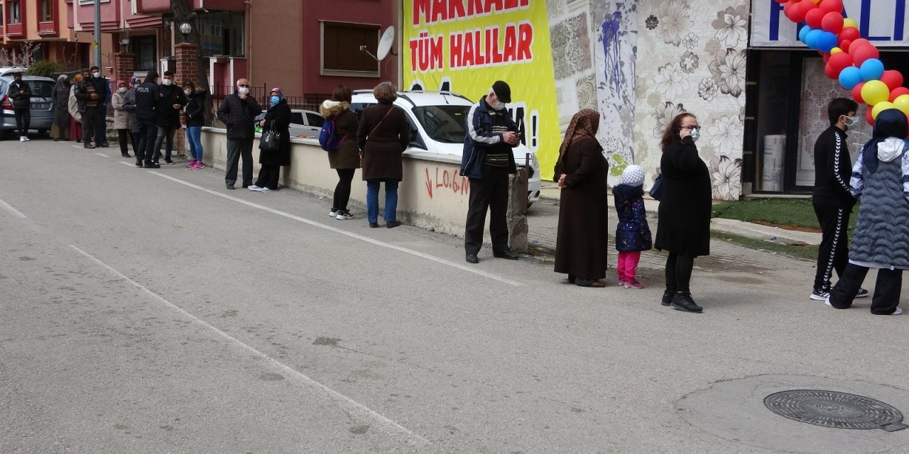 Isparta’da Ucuz Halı Kuyruğu
