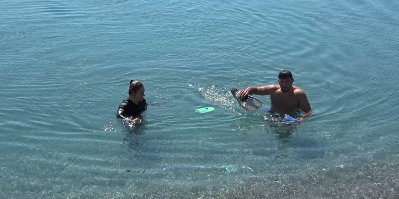 Antalya’da Karlı Dağların Gölgesinde Deniz Keyfi