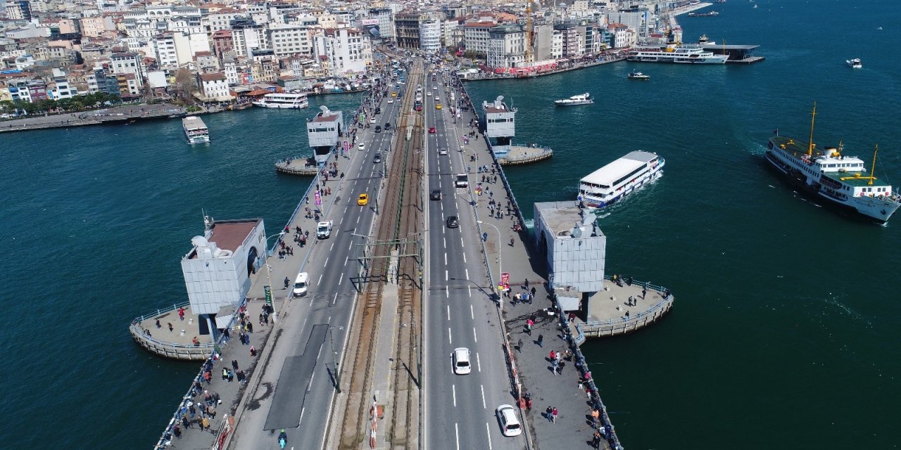 Eminönü’ndeki Kalabalık Eski Günlerine Döndü