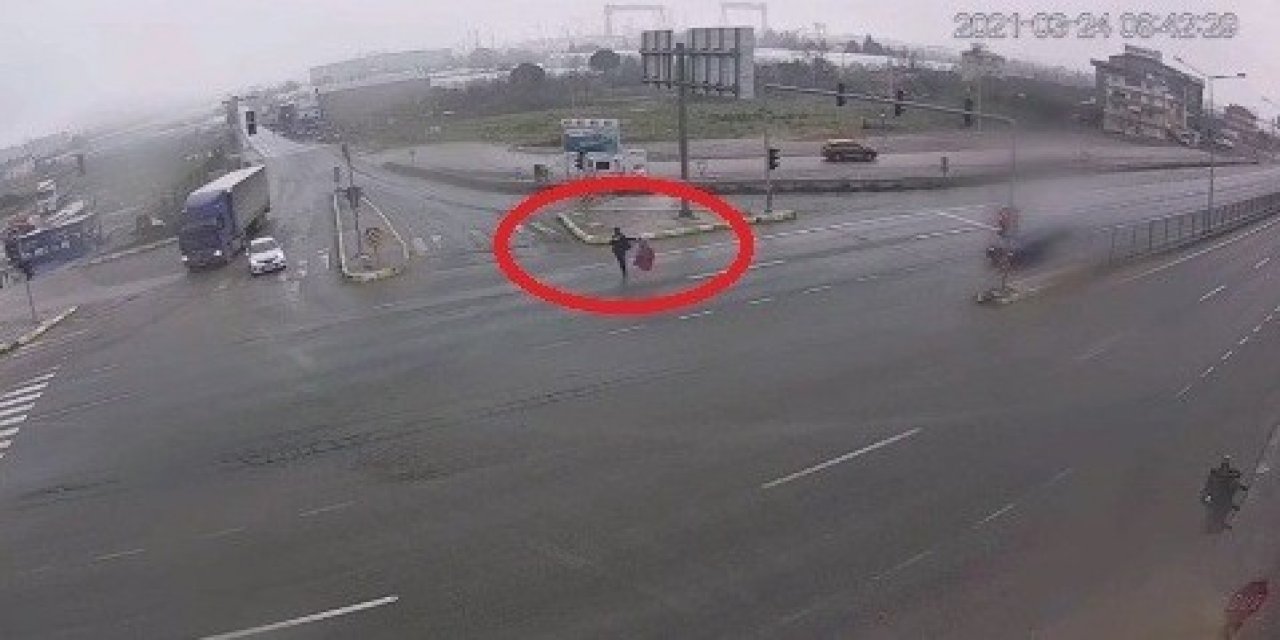 Yoğun Trafiğe Daldı, Yere Düşen Türk Bayrağı’nı Böyle Kaldırdı