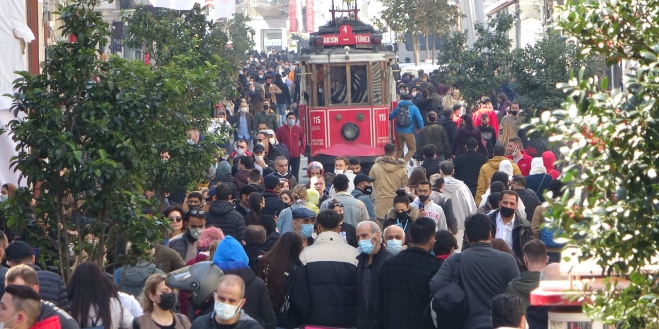 Kısıtlamasız Cumartesi Gününde İnsanlar Sahillere Ve Meydanlara Akın Etti
