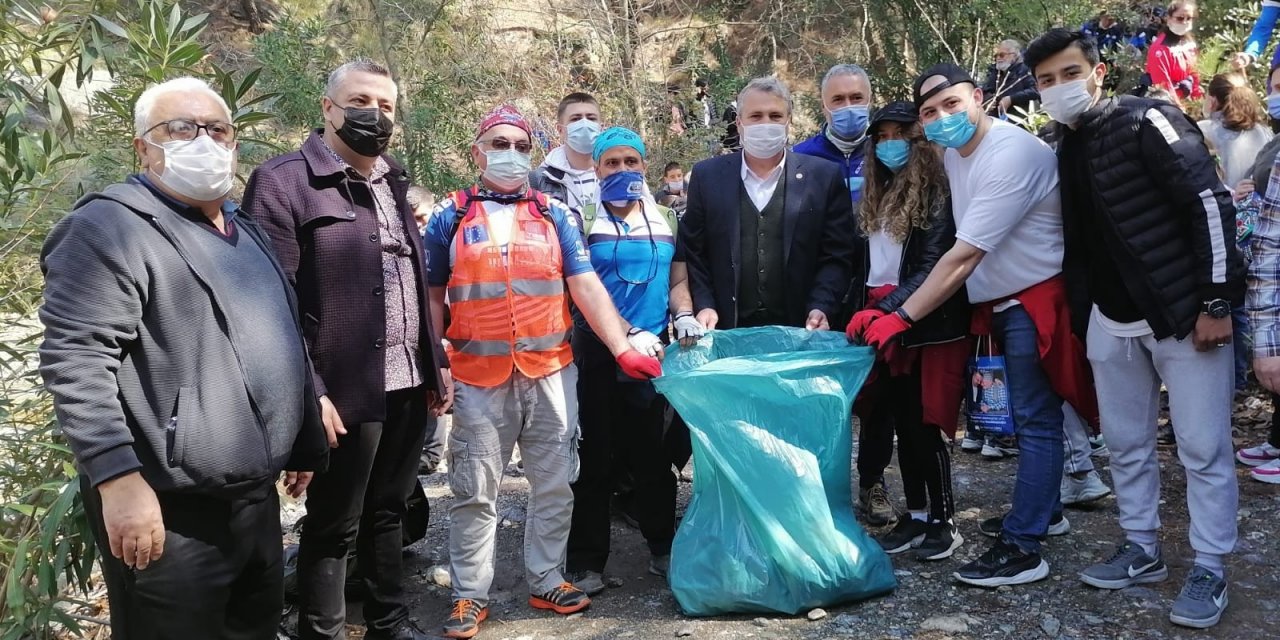 Yunusemreli Doğaseverler Çevre Temizliği İçin Toplandı