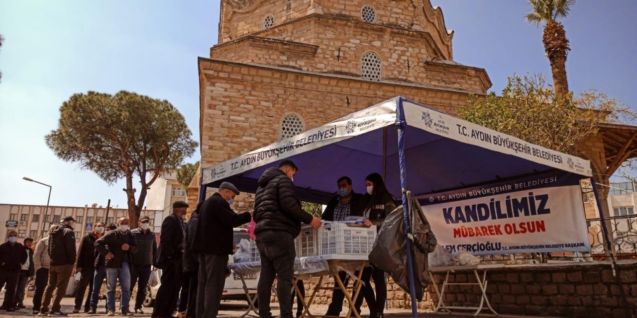 Aydın Büyükşehir Belediyesi Berat Kandili’nde Vatandaşlara Helva Dağıttı