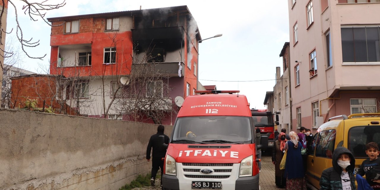 Benzinle Sobayı Yakmak İstedi, Evi Küle Döndü: 2 Yaralı