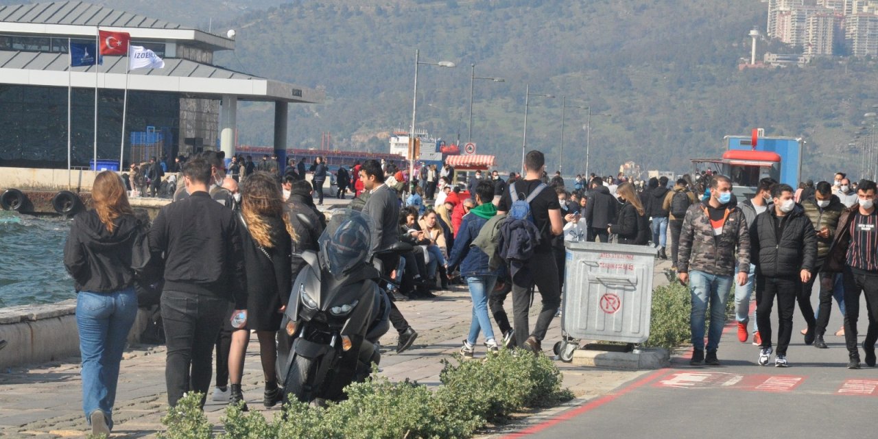 İ̇zmir’de Vatandaşlar Kordon’a Akın Etti, Yoğunluk Göze Çarptı