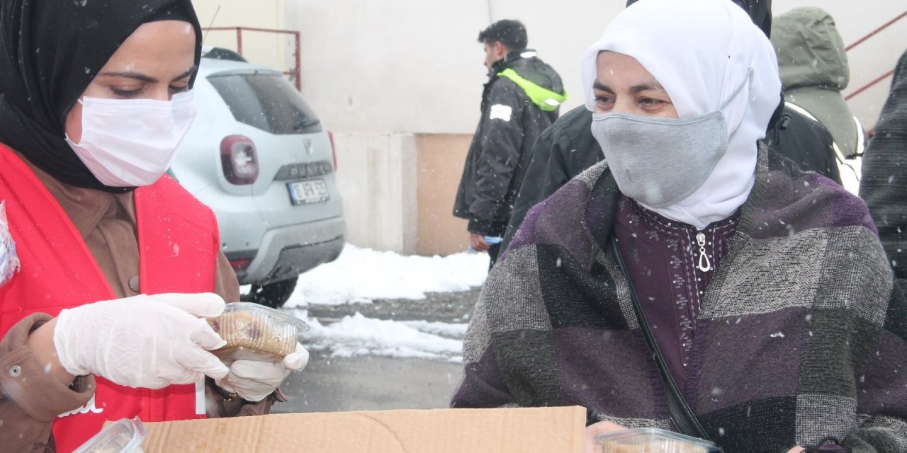 Kızılay Kadın Kolları Gönüllüleri Berat Kandili Nedeniyle Helva Dağıttı