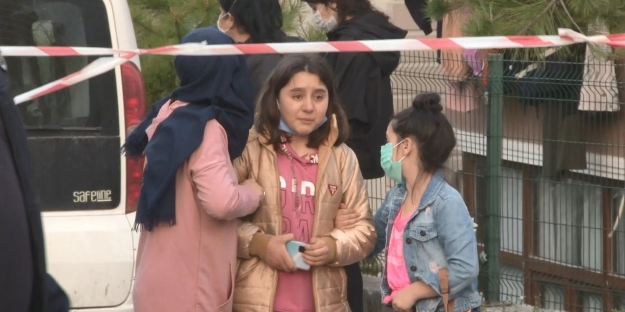 Alevlerin Çatısını Sardığı Binada Yaşayanları Korna Çalarak Uyardı
