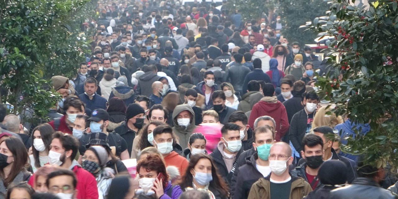 Kısıtlama Öncesi İ̇stiklal Caddesi’nde İnsan Seli