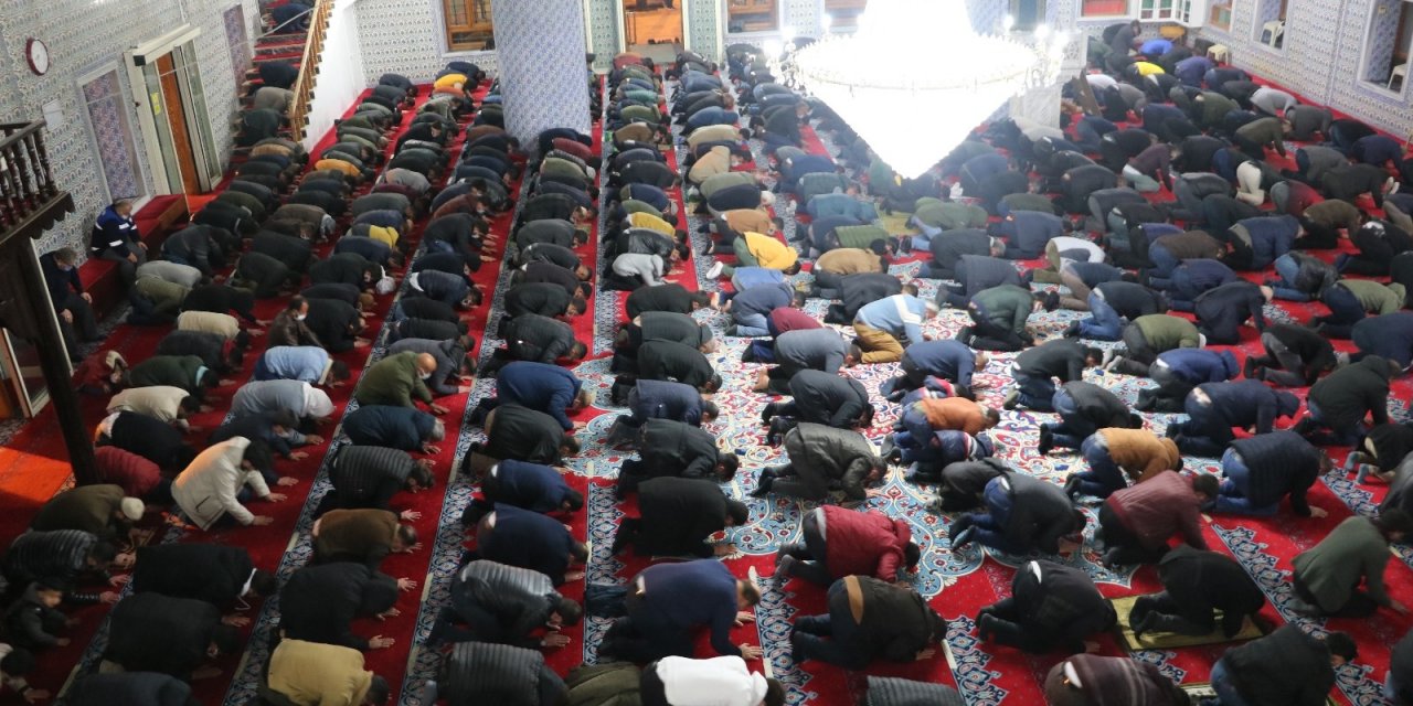 Peygamberler Şehri Şanlıurfa’da Berat Kandili Coşkusu
