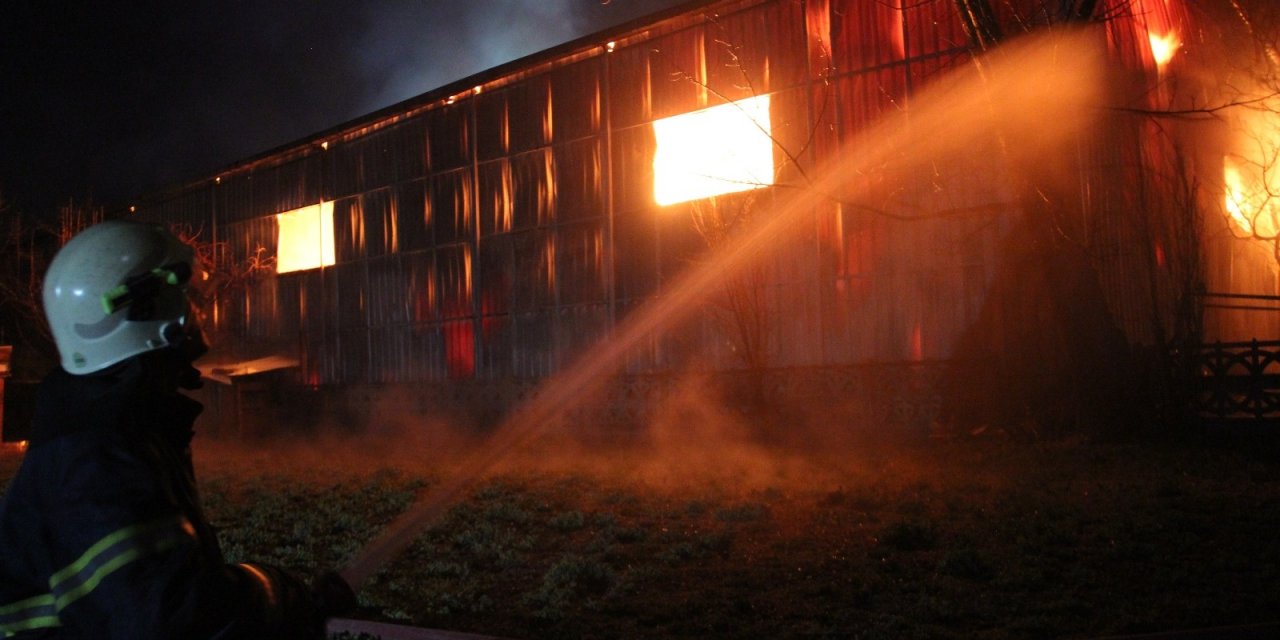 Kütahya’daki Depo Yangınını Söndürme Çalışmaları Sürüyor