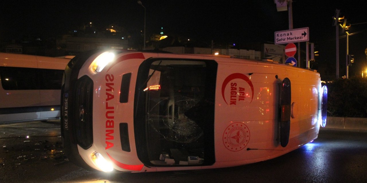 Kavşakta Meydana Gelen Kazada Ambulans Yan Yattı: 1 Yaralı
