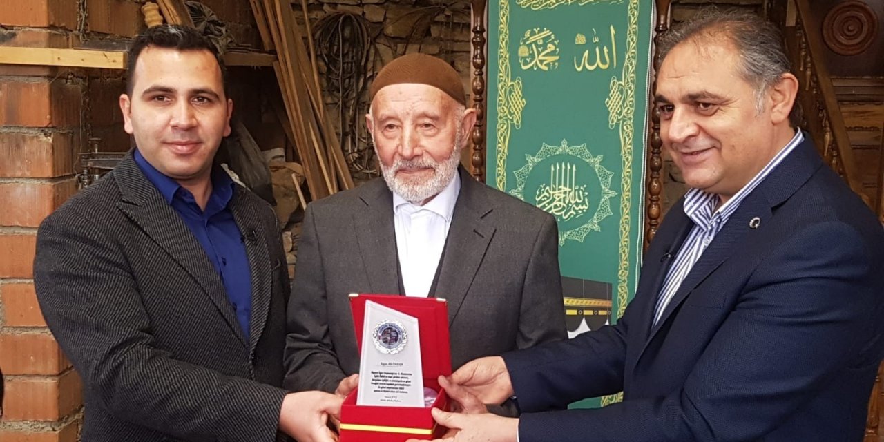 Gürün Belediyesi, Yaptığı Çalışmalarla Takdir Toplayan Ali Önder’e Plaket Verdi