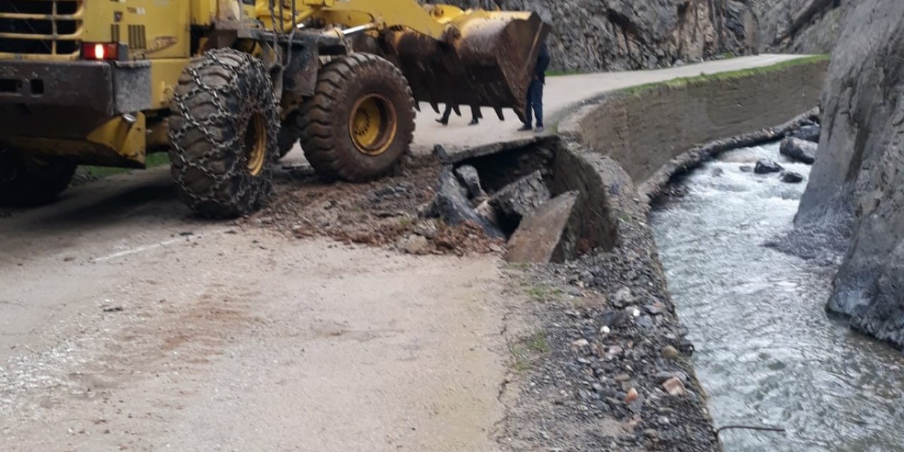 Uludere’de Sel Nedeni İle Bozulan Yollar Onarılıyor