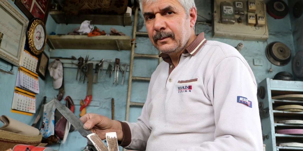 Türkiye’de Birkaç Ustadan Biri, Yaptığı Bıçaklar Çiviyi Kesebiliyor