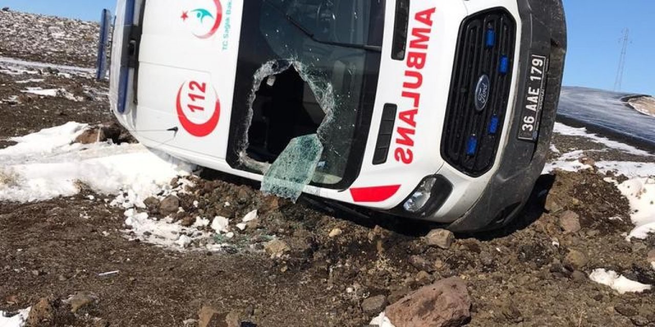 Kars’ta Ambulans Takla Attı: 3 Yaralı