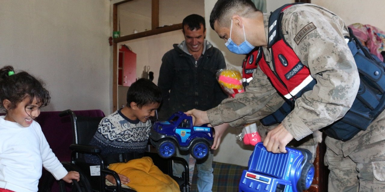 Babasının Sırtında Taşıdığı Batuhan’a Jandarmadan Anlamlı Ziyaret