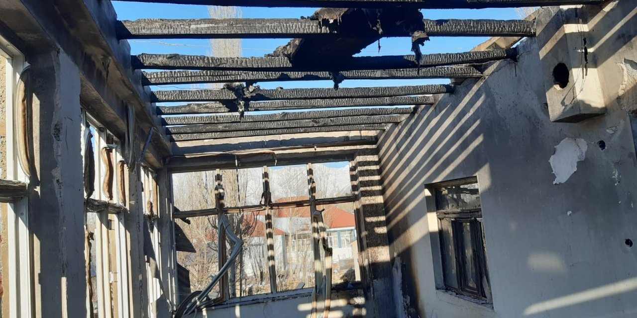 Yüksekova’da Yangın Evi Küle Döndürdü