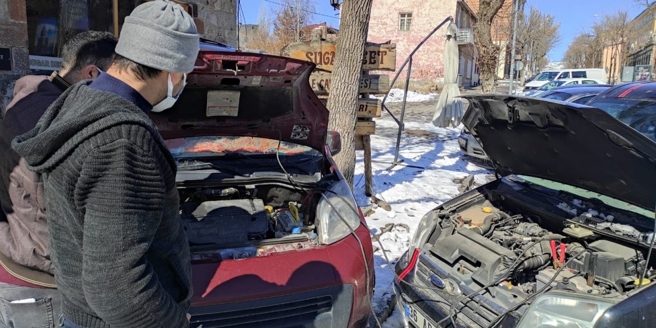 Kars’ta Araçlar Dondu, Çalışmadı