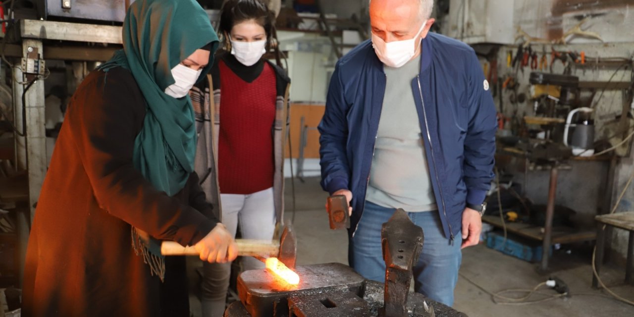 Başkan Gültak, Ödüllü Demirci Ustası Kadını Atölyesinde Ziyaret Etti