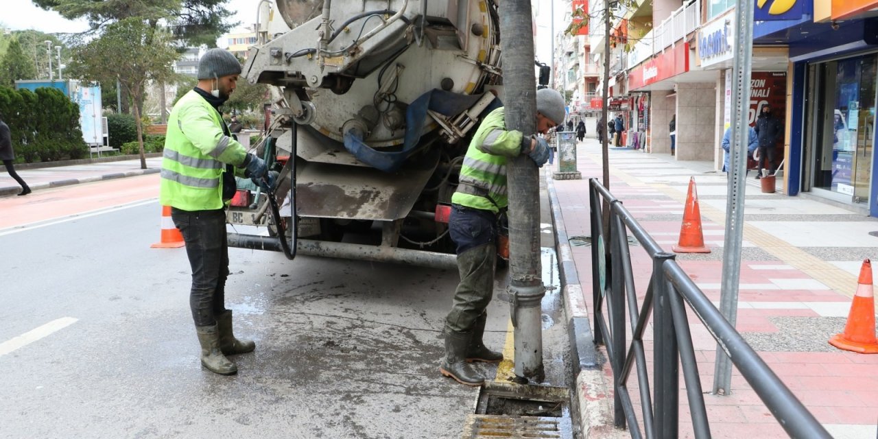 Yağmur Suyu Izgaraları Temizleniyor