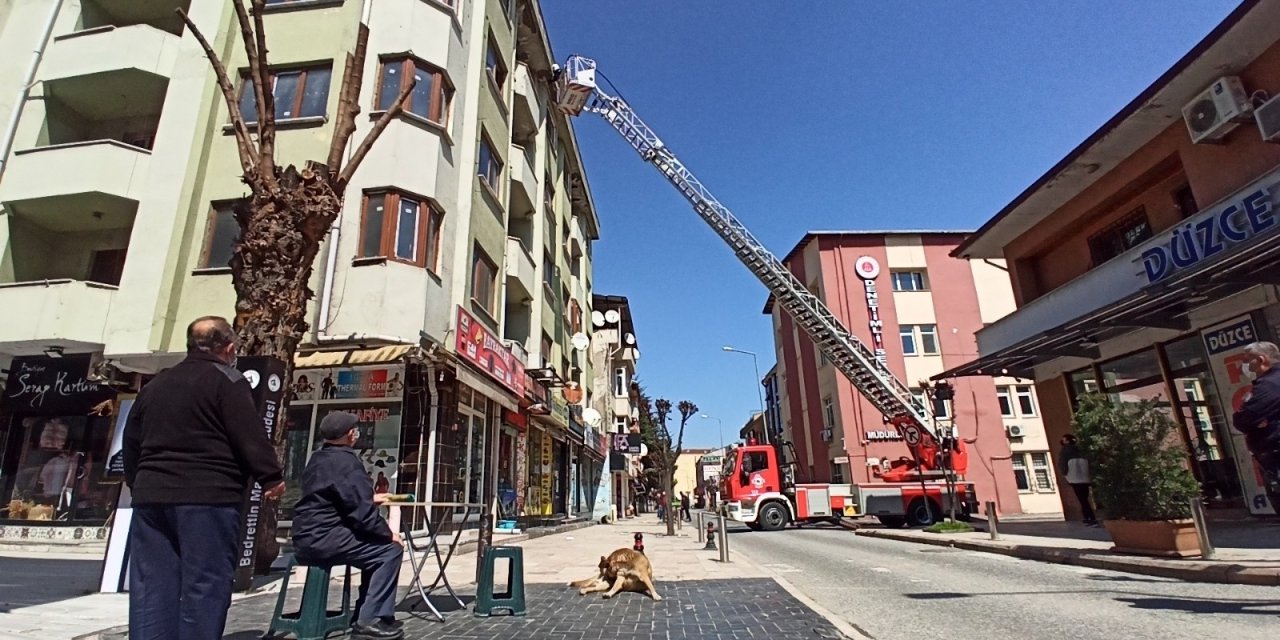 22 Yıl Önceki Depremi Gören Bina, Ekipleri Harekete Geçirdi