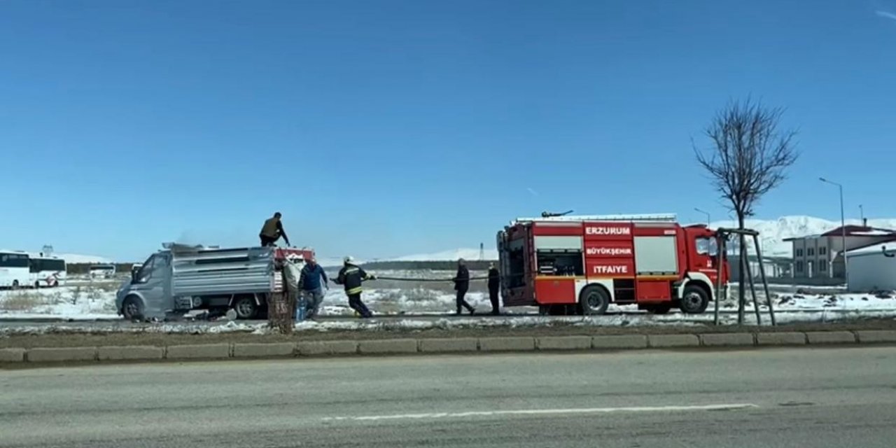 Erzurum’da Kağıt Yüklü Kamyonet Yandı