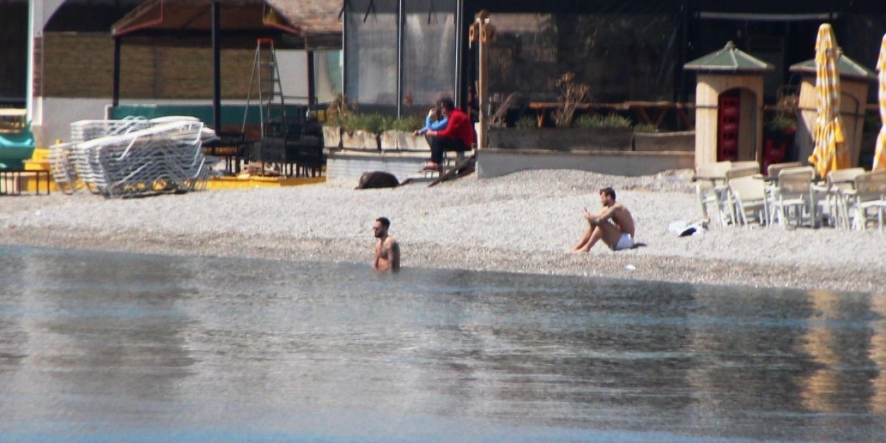 Bodrum’da 3 Bin 150 Lira Cezayı Göze Alıp Denize Girdiler, Balık Tuttular