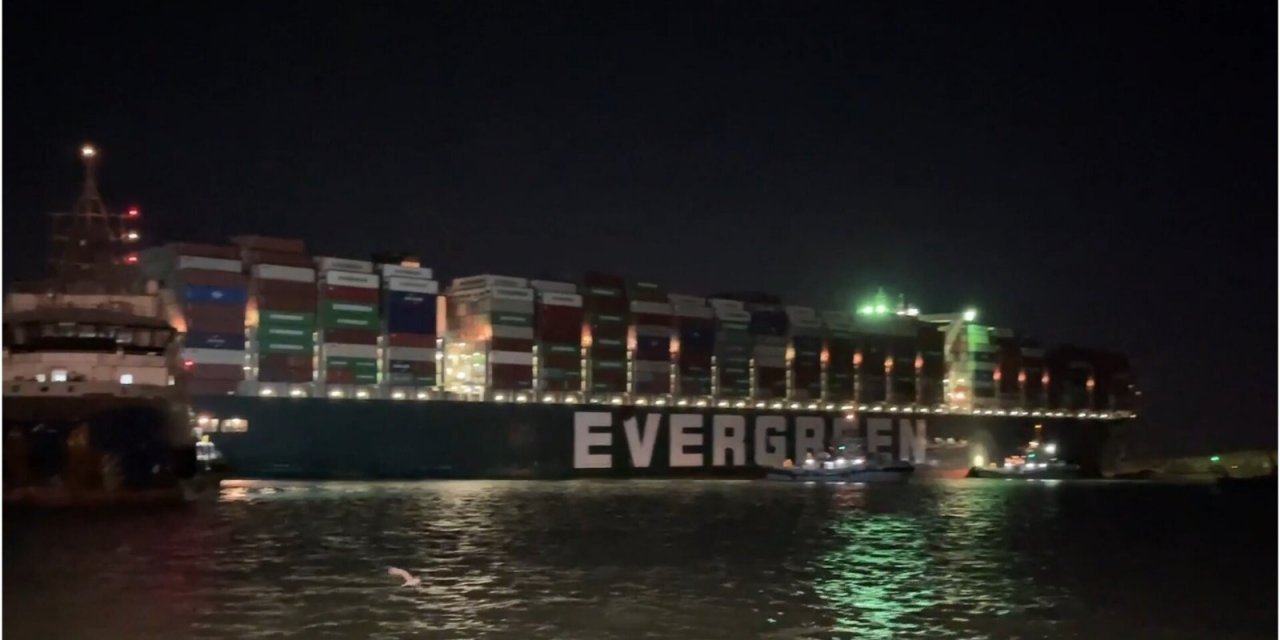 Süveyş Kanalı’nı Tıkayan Geminin Hareket Etmesi İçin Çalışmalar Sürüyor