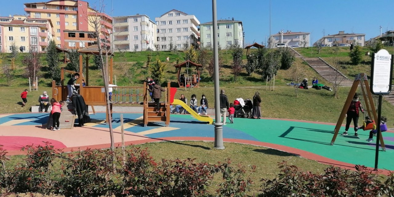Sıcağa Aldanan Vatandaşlar Kısıtlamayı Unuttu, Parkları Doldurdu