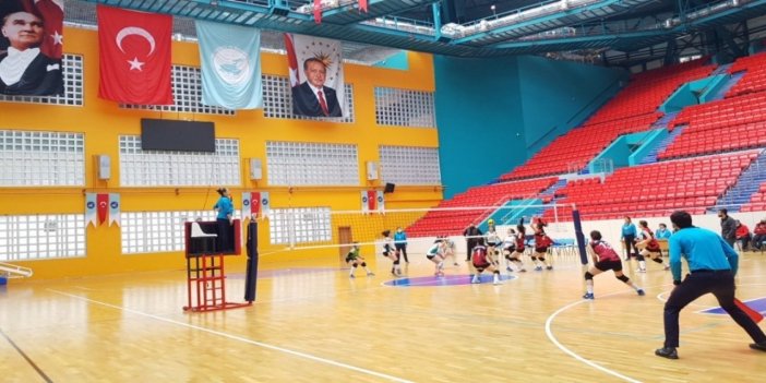 Van Büyükşehir Belediyesi Kadın Voleybol Takımı Şırnak Ekibini Mağlup Etti