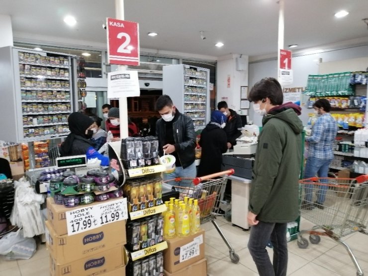 Sokağa Çıkma Kısıtlaması Öncesi Marketlerde Yoğunluk Yaşandı