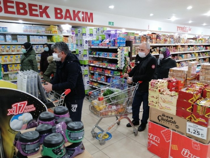 Sokağa Çıkma Kısıtlaması Öncesi Marketlerde Yoğunluk Yaşandı