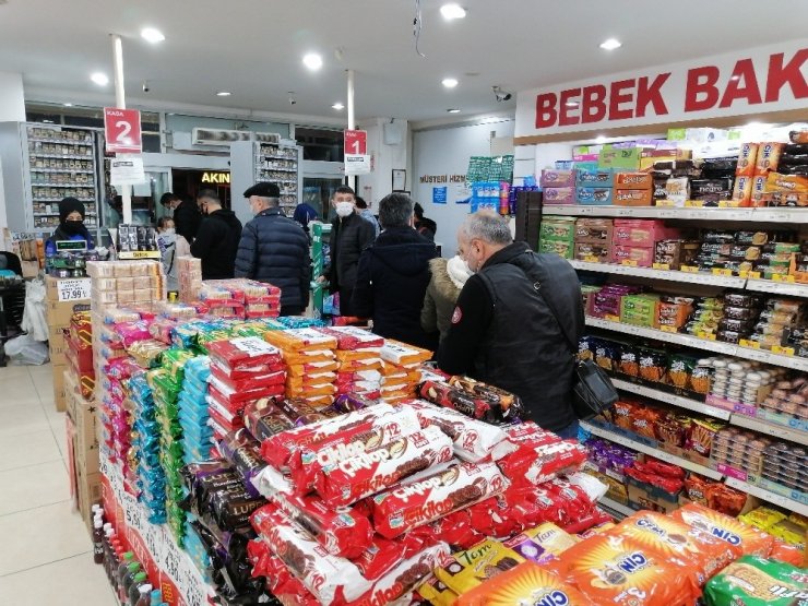 Sokağa Çıkma Kısıtlaması Öncesi Marketlerde Yoğunluk Yaşandı