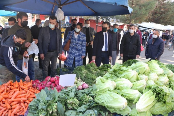 Pazarda İhtiyaç Sahiplerine Ücretsiz Sebze Meyve Desteği
