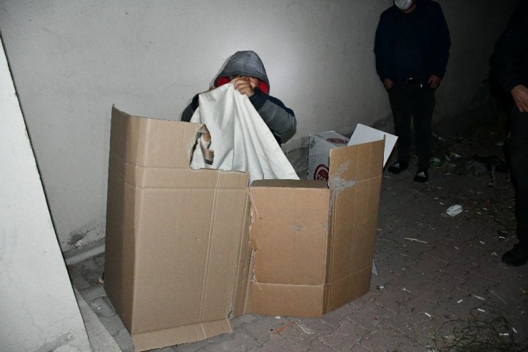 Karton Koli İçerisinde Yatarken Yakalandı