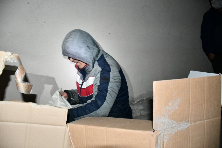 Karton Koli İçerisinde Yatarken Yakalandı