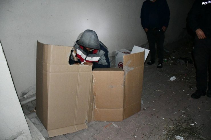 Karton Koli İçerisinde Yatarken Yakalandı